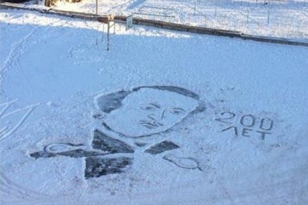 Дворник приобщает детей к прекрасному картинами на снегу